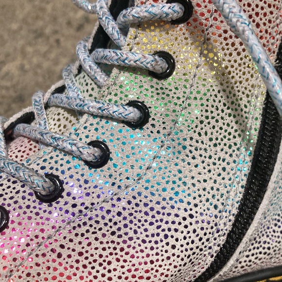 4 Girls Dr. Marten’s Pascal J 1460 Irridescent Pebbled Rainbow Boots - Picture 13 of 15